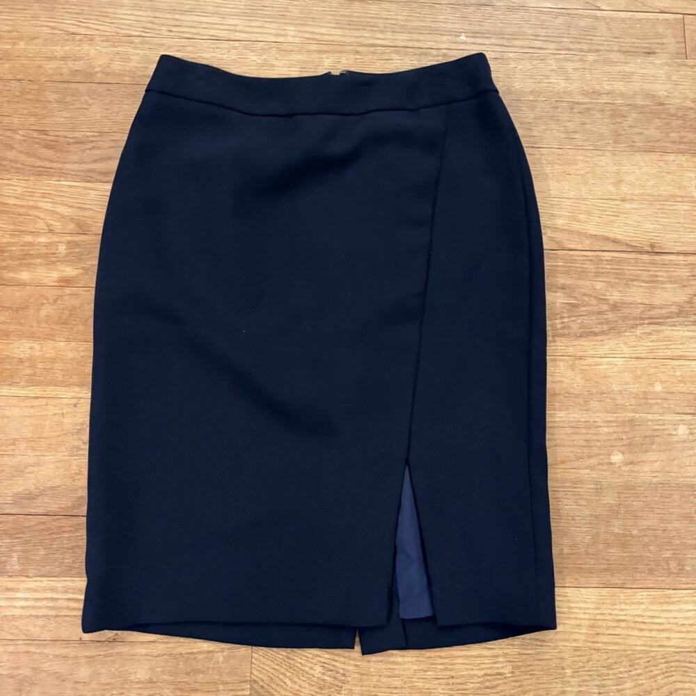 Talbots navy blue midi pencil skirt size 4P
b44